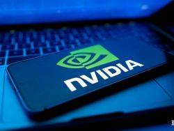 华尔街多空激辩！英伟达(NVDA.US)高位回调，模型大胆预测股价或反弹400%