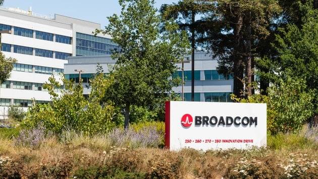 Broadcom 锁定 3500 亿美元 AI 芯片订单:需求没降温,真正的风险藏在融资里