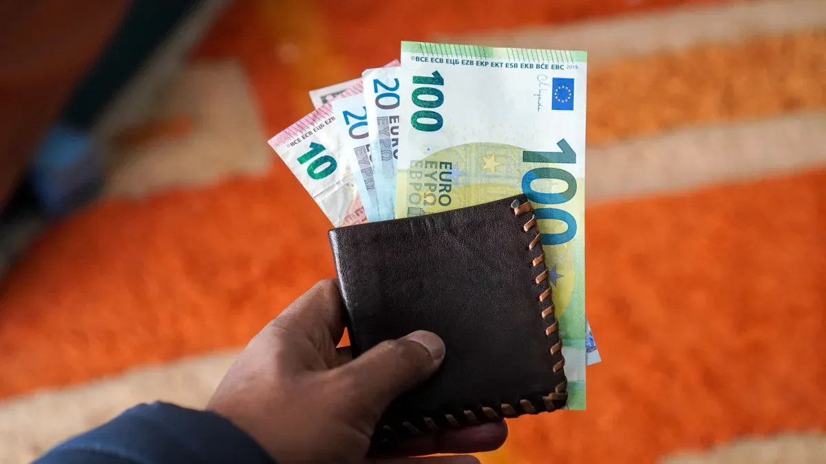 西班牙旅行时是否需要现金?了解信用卡使用和取款限制
