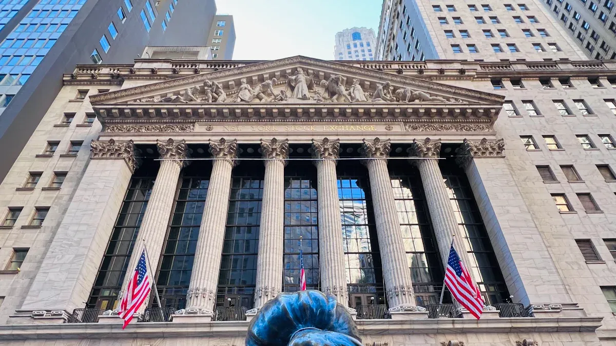 Wisdom of Investing in US Stocks During a Bear Market: Focusing on Defensive Sectors and ETFs