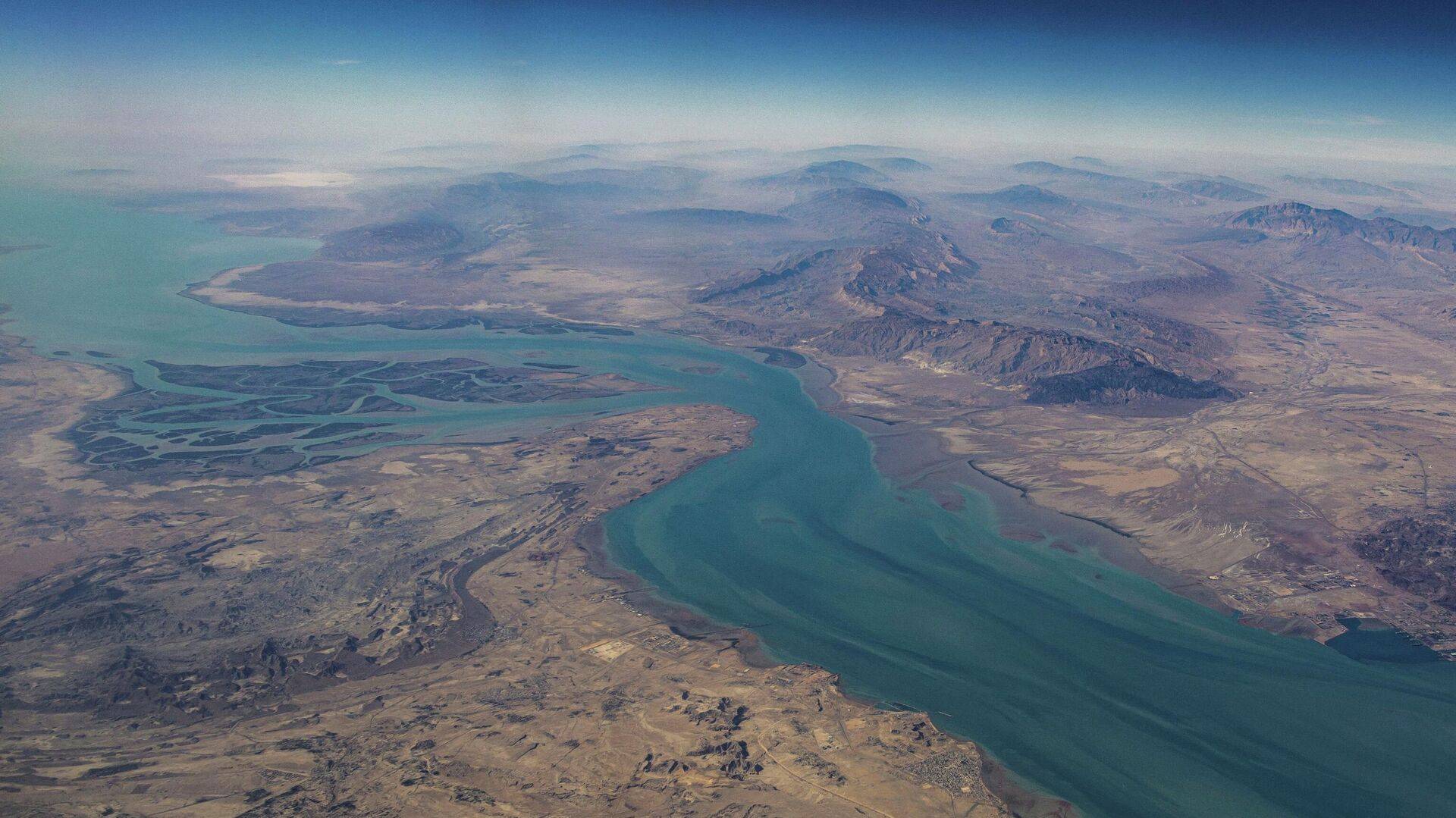 霍尔木兹海峡“锁喉”，全球能源心脏骤停？