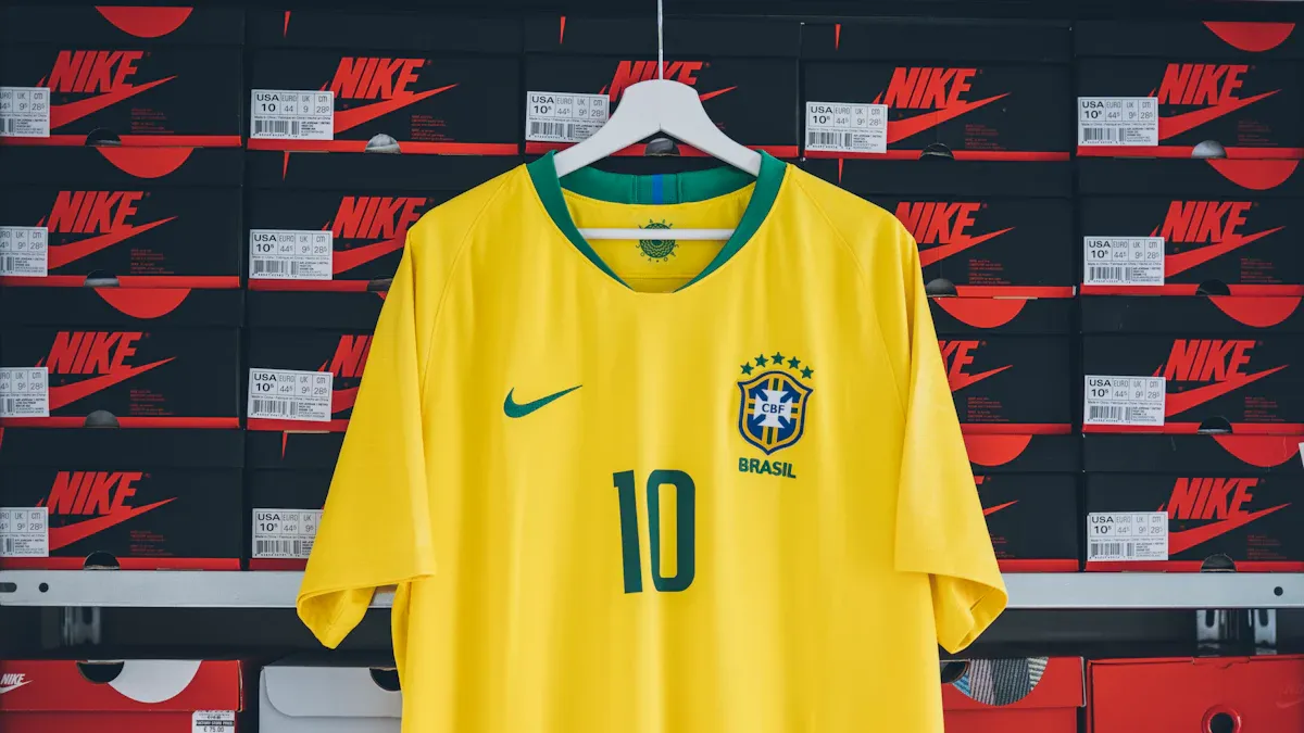 Adidas 还是 Nike？从历届世界杯赞助商财报看体育服饰股投资逻辑