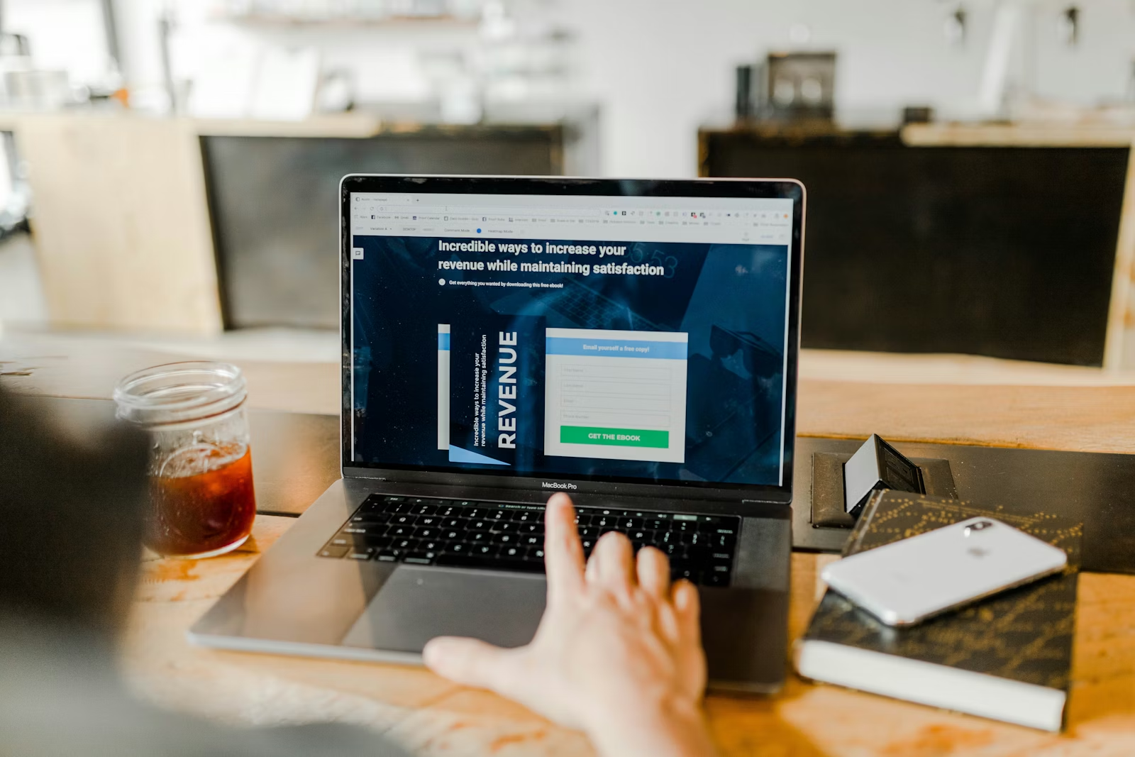  How to Use USD After Converting from USDT? A Complete Guide for Chinese Users on Investment, International Remittance, Overseas Payments, and Collections