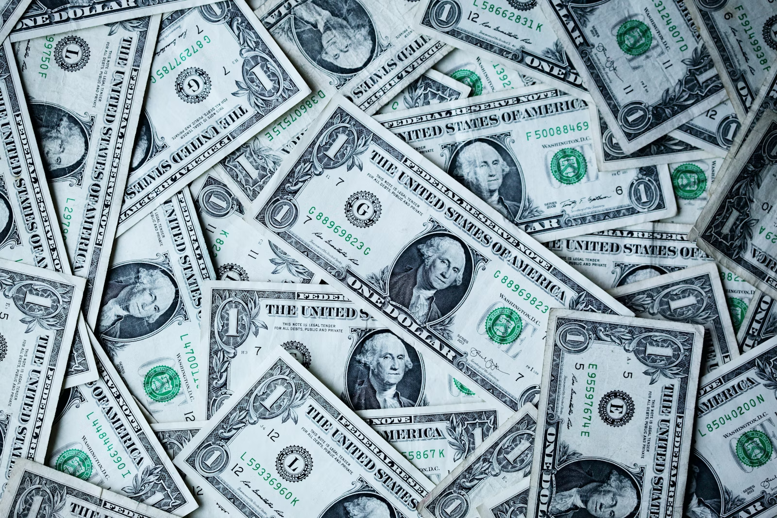 如果你的目标是“换汇与持有外币”，谁成本更低？