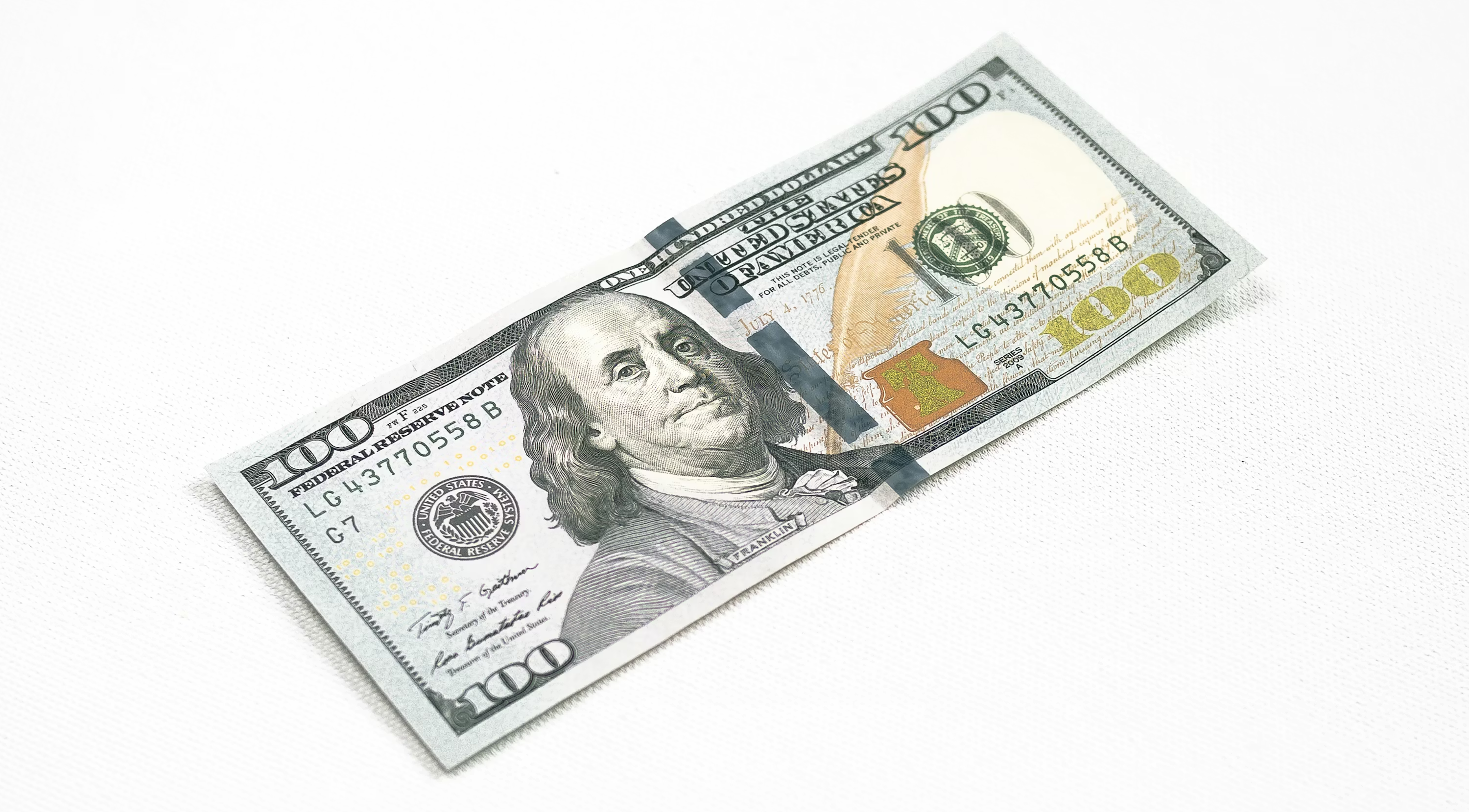 一百美元纸币用于说明港美股入金中的美元资金准备