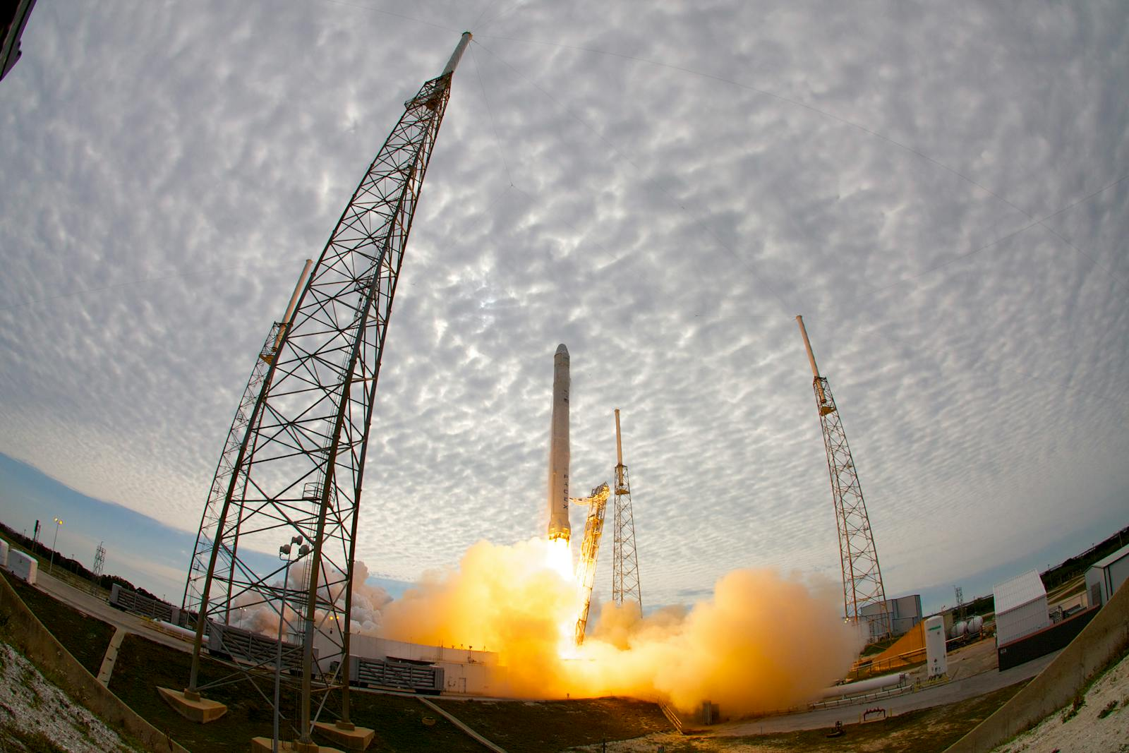 SpaceX rocket launches, reusable rockets, and commercial spaceflight