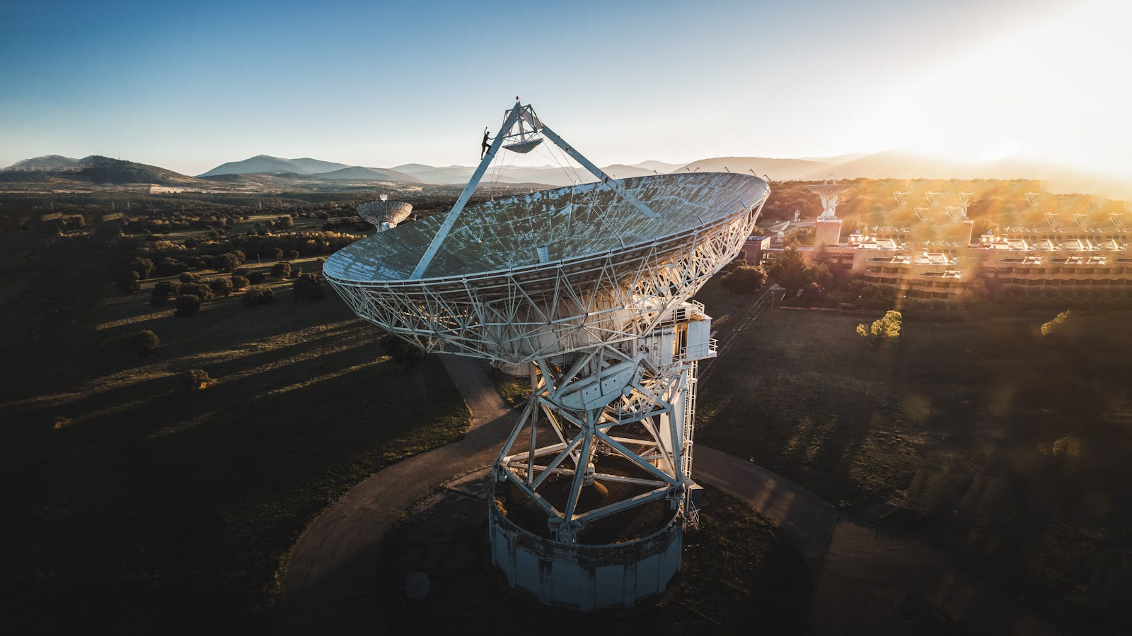 卫星通信网络与全球连接基础设施