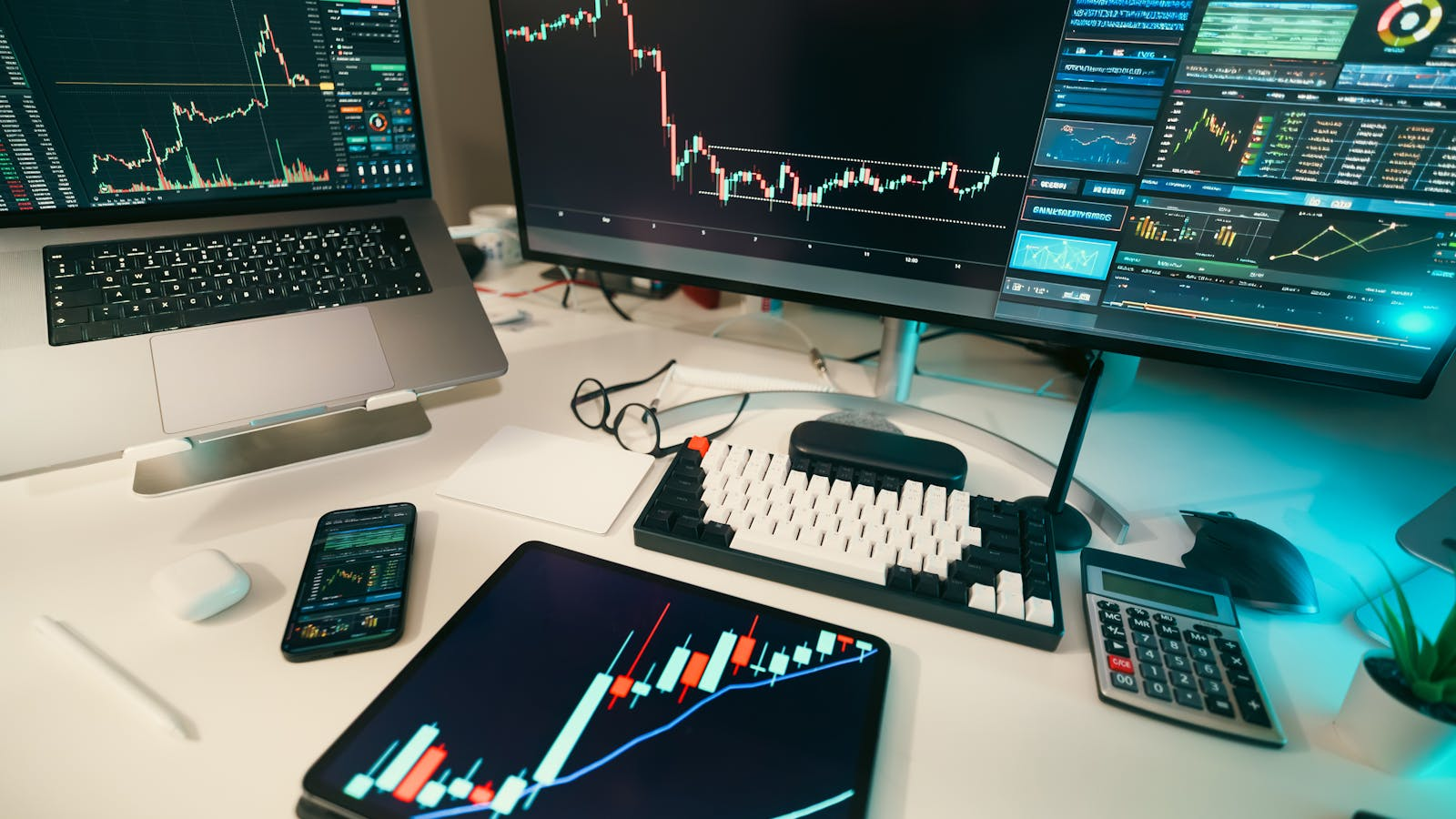 Why Do Hot IPOs So Often Surge and Plunge? Liquidity, Valuation, and Sentiment Explained
