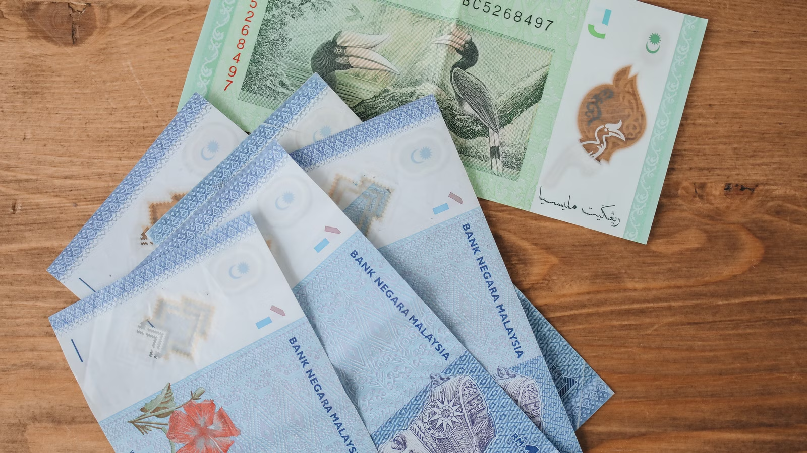 Foreign currency notes used for FX fee and exchange rate comparison