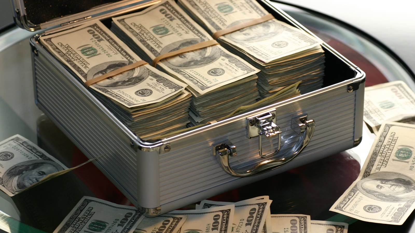 Currency exchange counter and foreign cash