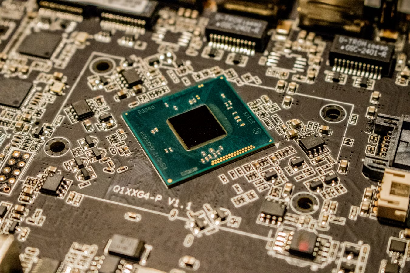 High bandwidth memory and chip packaging structure