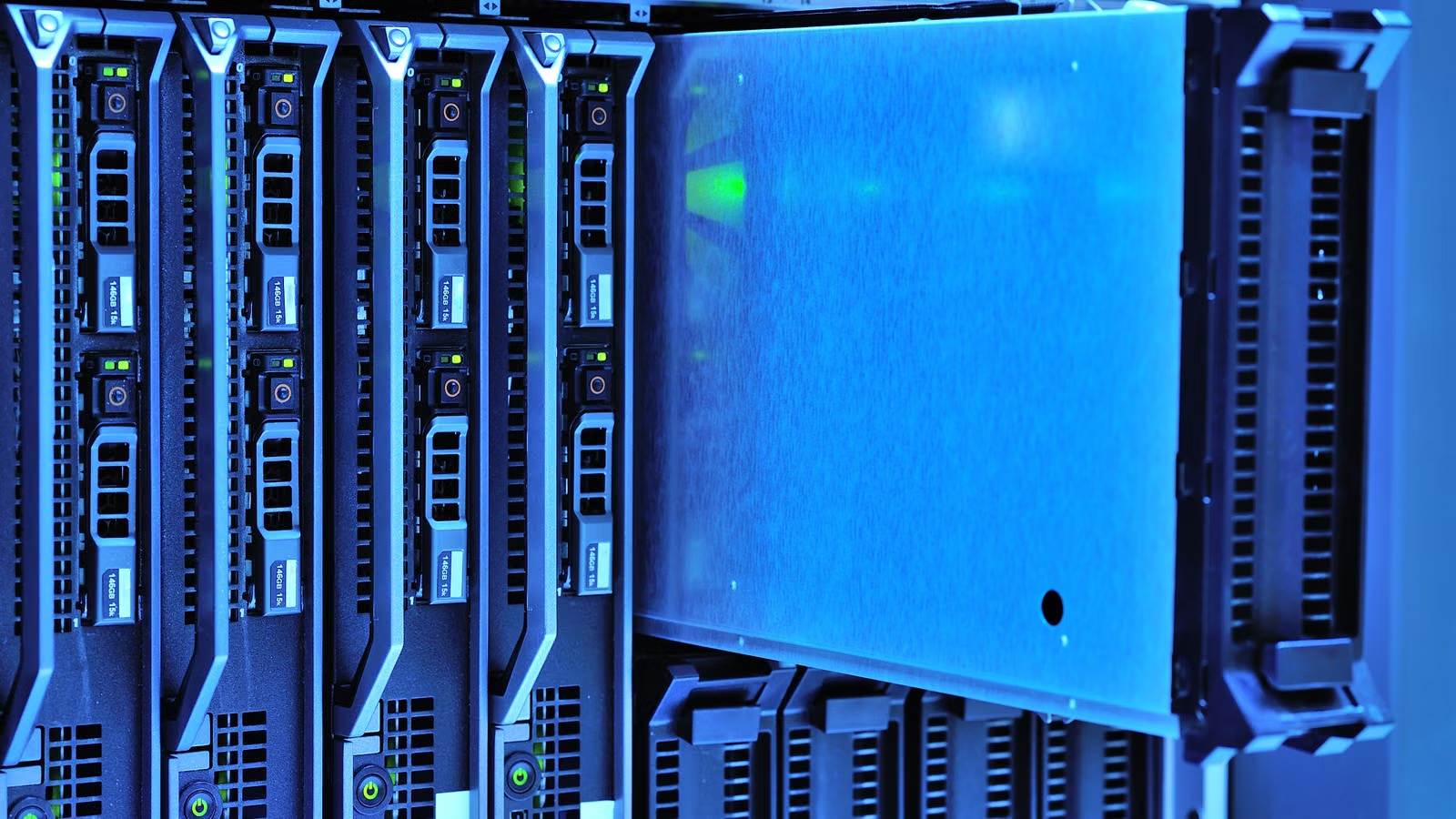 企业级 SSD、硬盘与数据中心存储设备