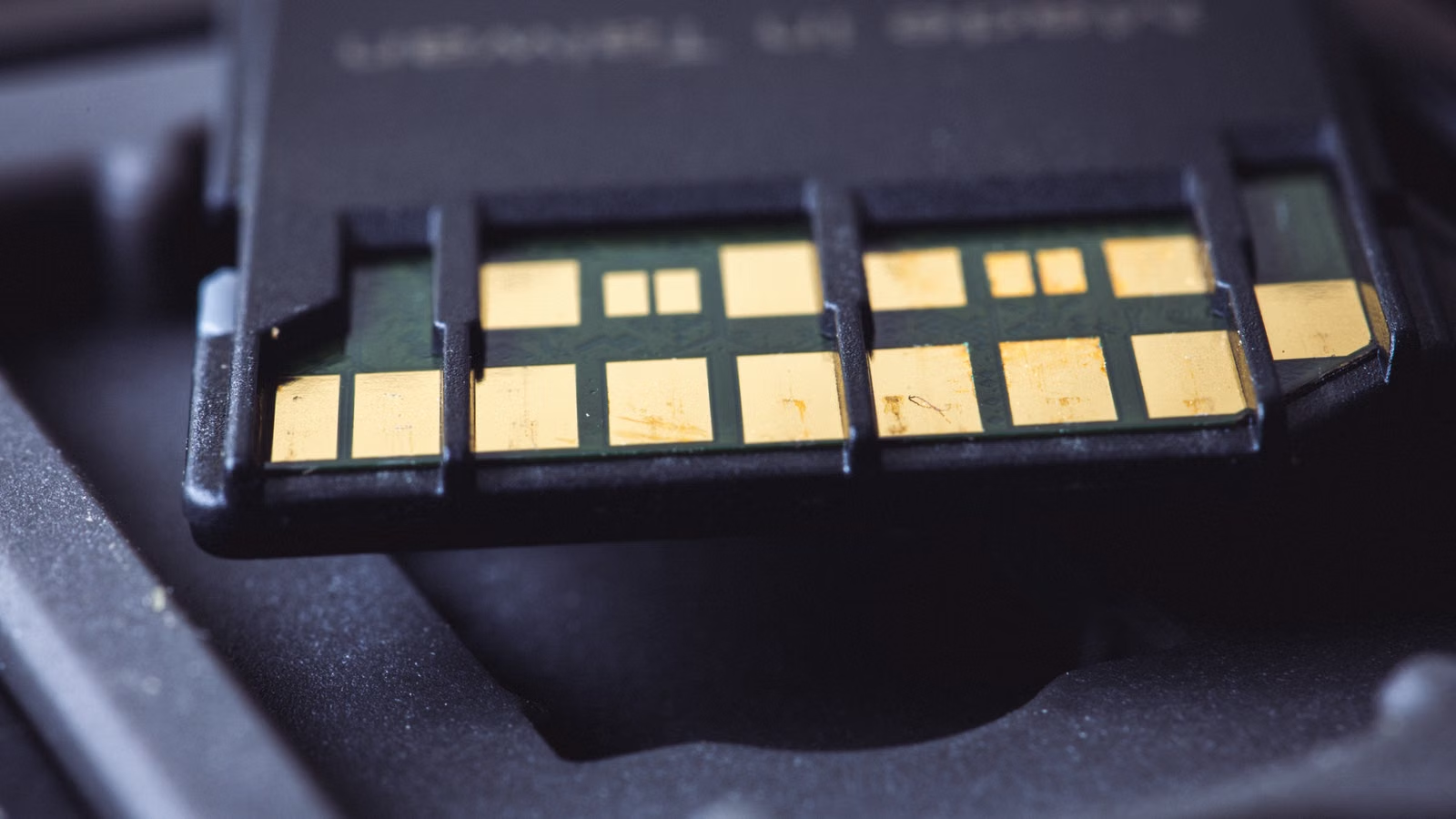 NAND Flash、SD 卡与闪存连接器细节