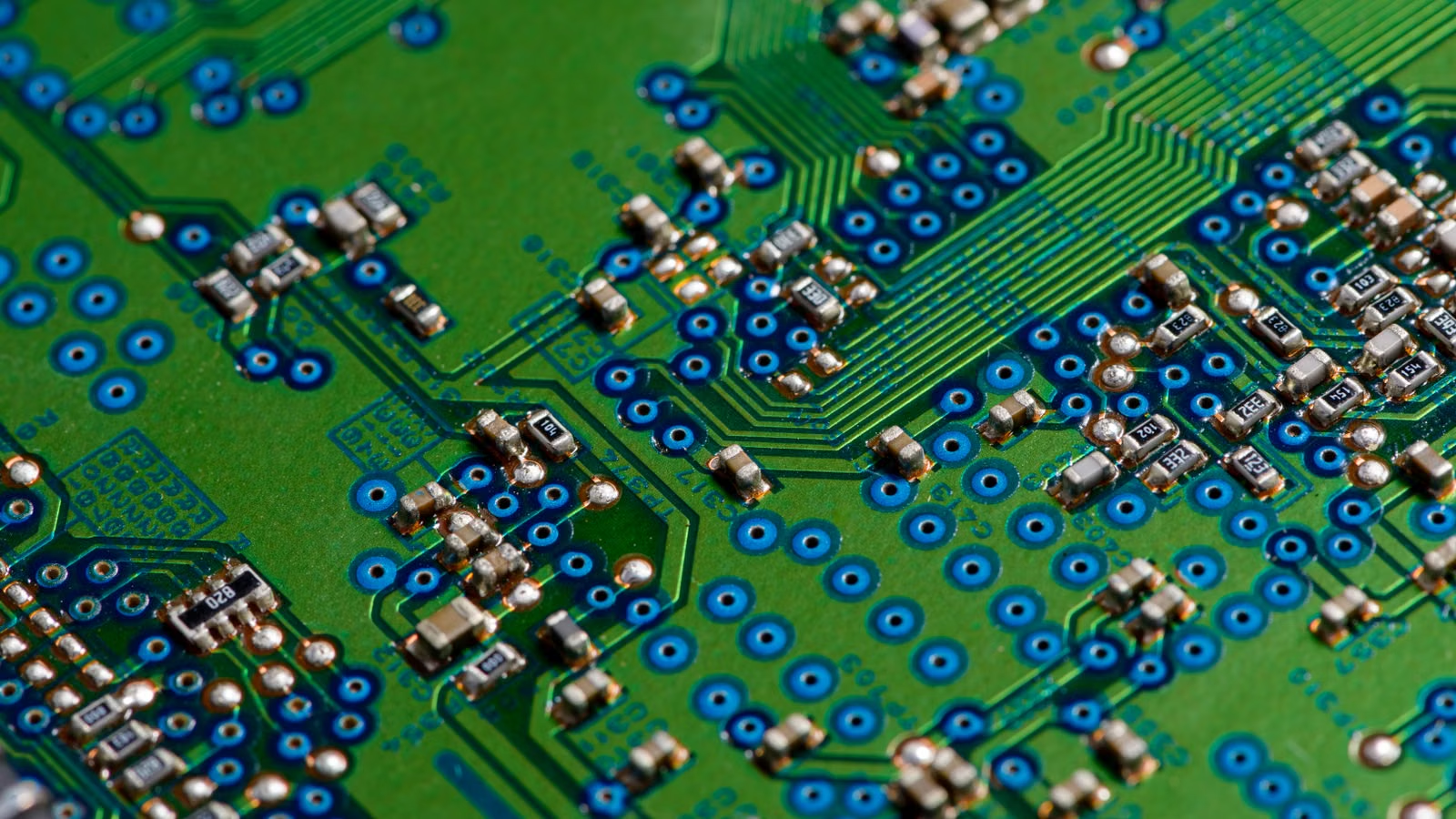 非挥发存储器、FPGA 与电路板芯片设计场景