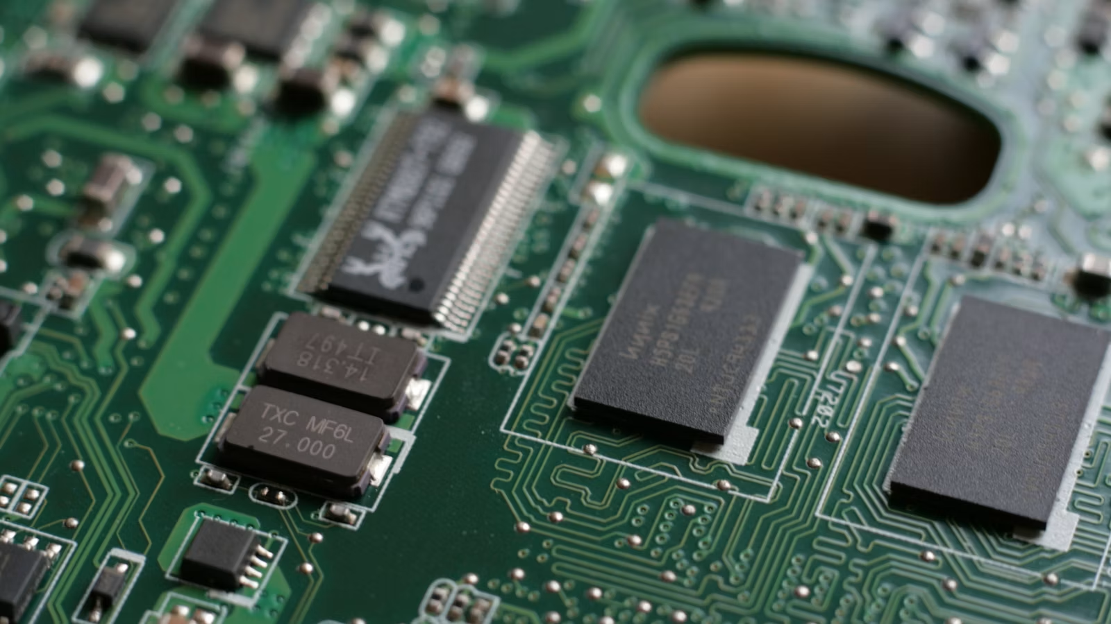 Memory chips and circuit board hardware used to compare Micron MU with NetApp NTAP enterprise data infrastructure