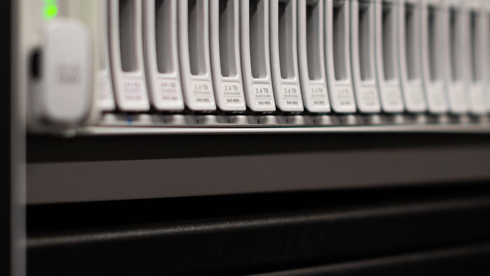 戴尔 DELL 与企业 AI 基础设施中的服务器和存储关系