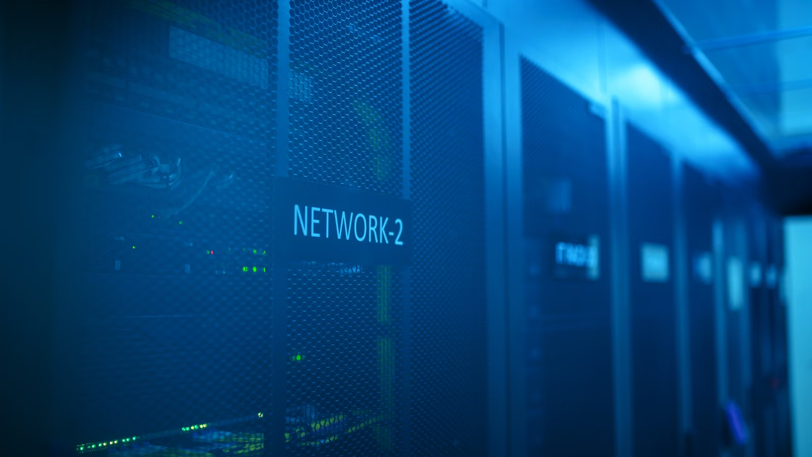 HPE 和 AI 存储基础设施中的服务器网络与混合云架构