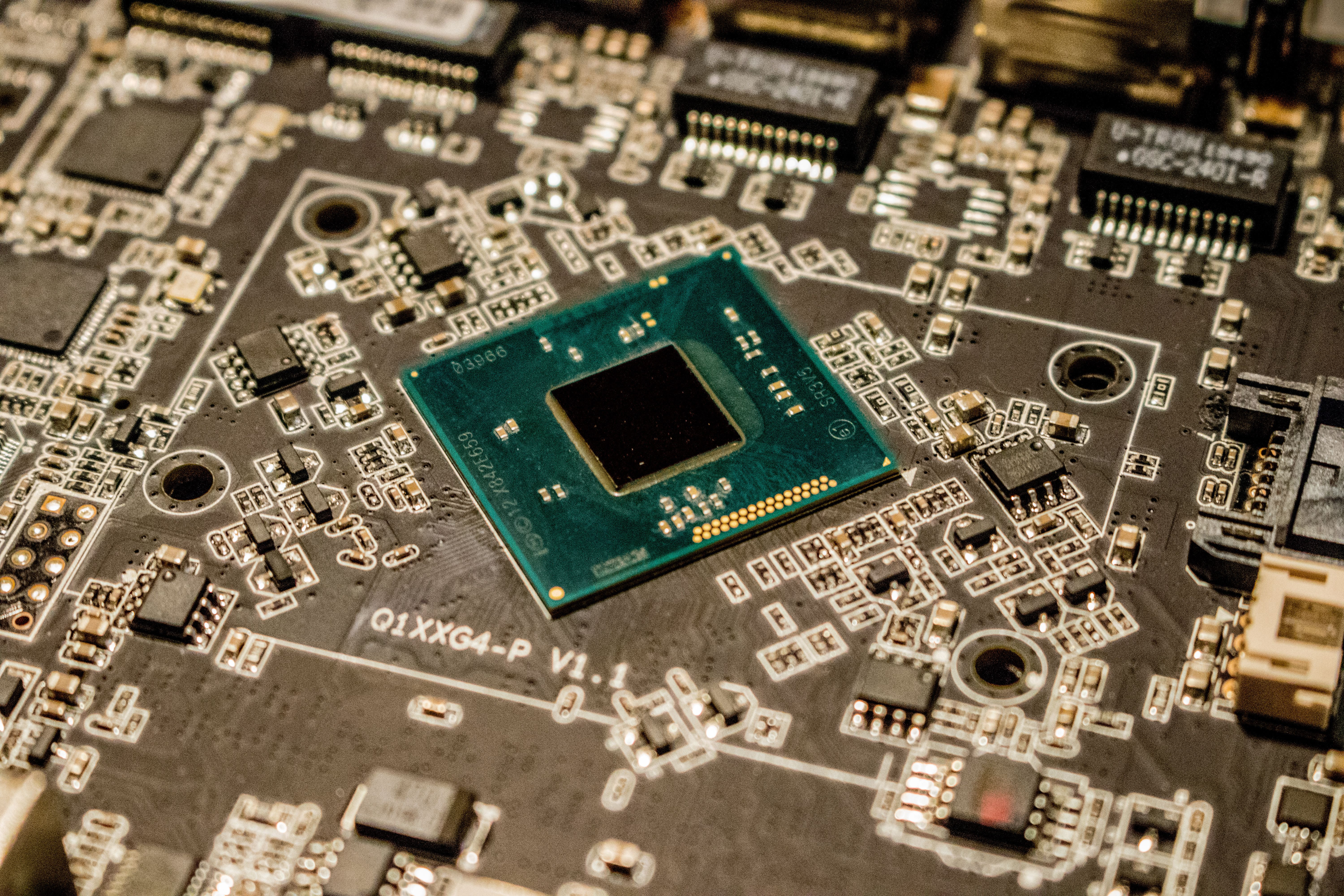 GPU HBM 与半导体硬件之间的数据传输关系