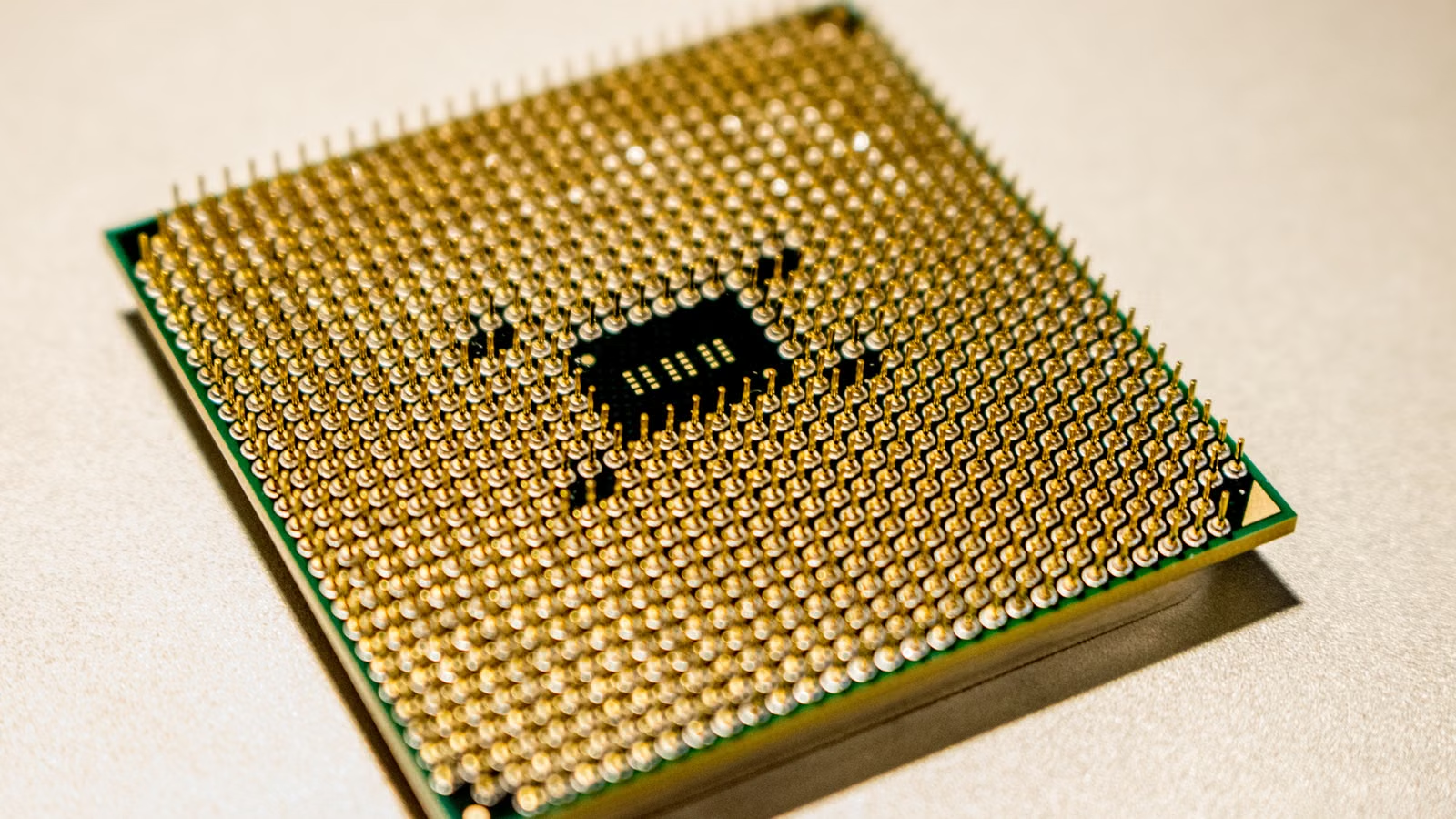Processors and memory connections in advanced packaging for AI chips
