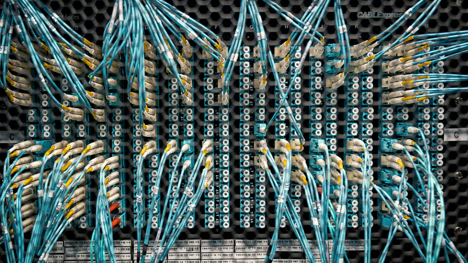 AI server high-speed connectors and data center cabling