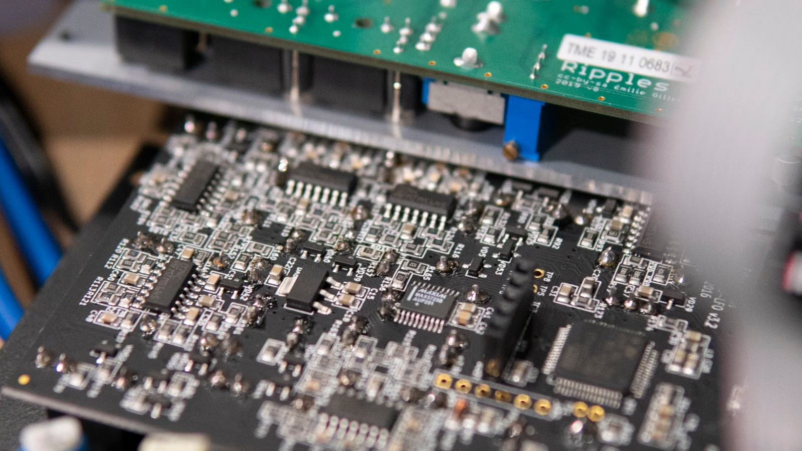 HBM stacking and semiconductor packaging structure