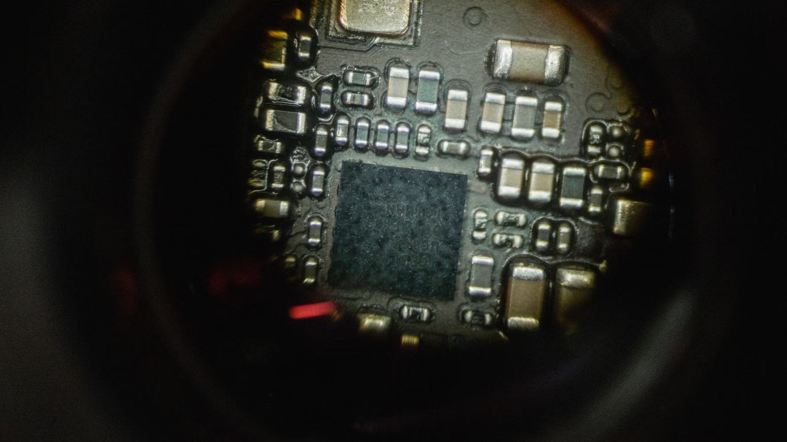 High-density interconnects in advanced packaging and chip circuits