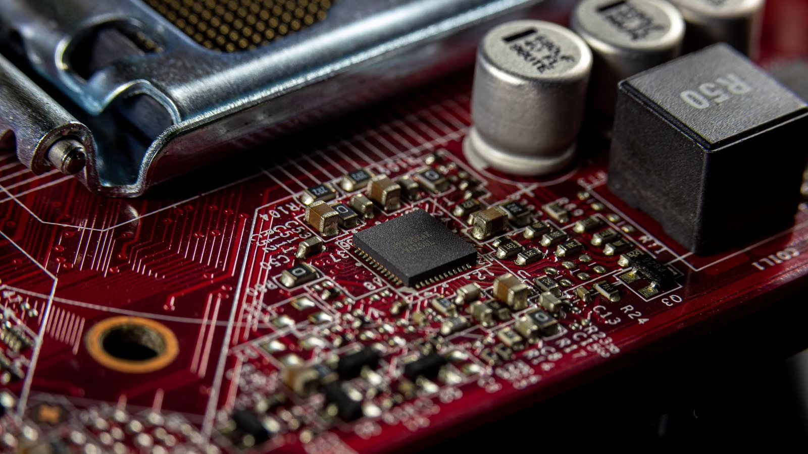 高端 GPU、AI 加速器与 HBM 供应链