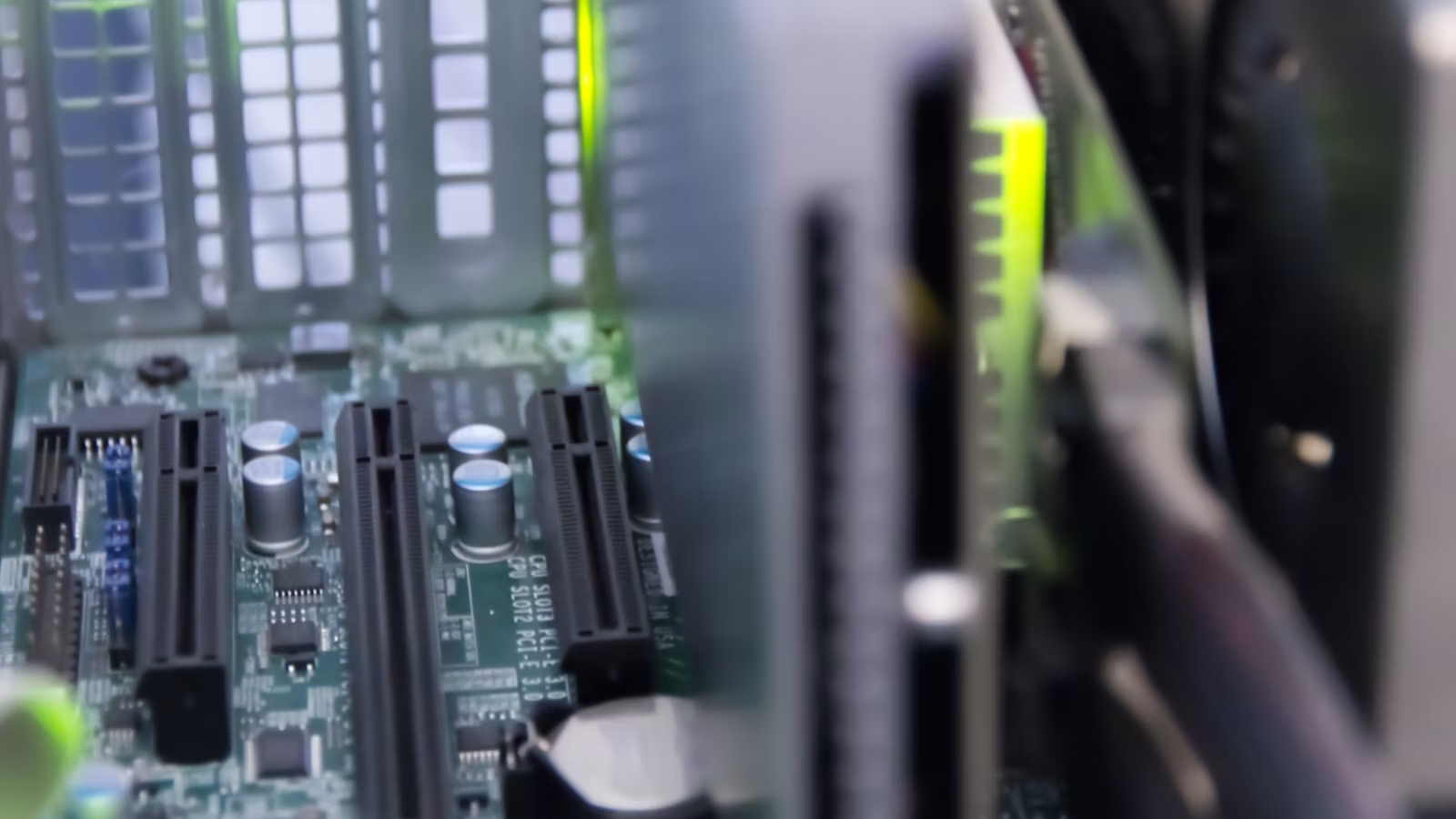 AI 服务器中 GPU、显存与数据中心基础设施