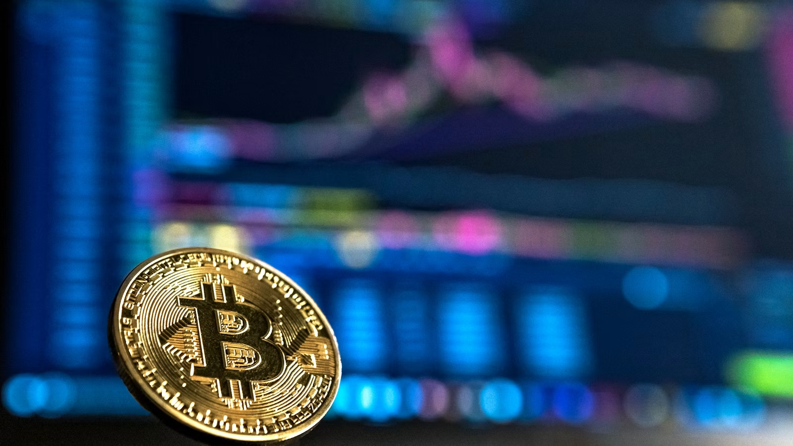 加密交易量下降与 Coinbase 交易收入压力