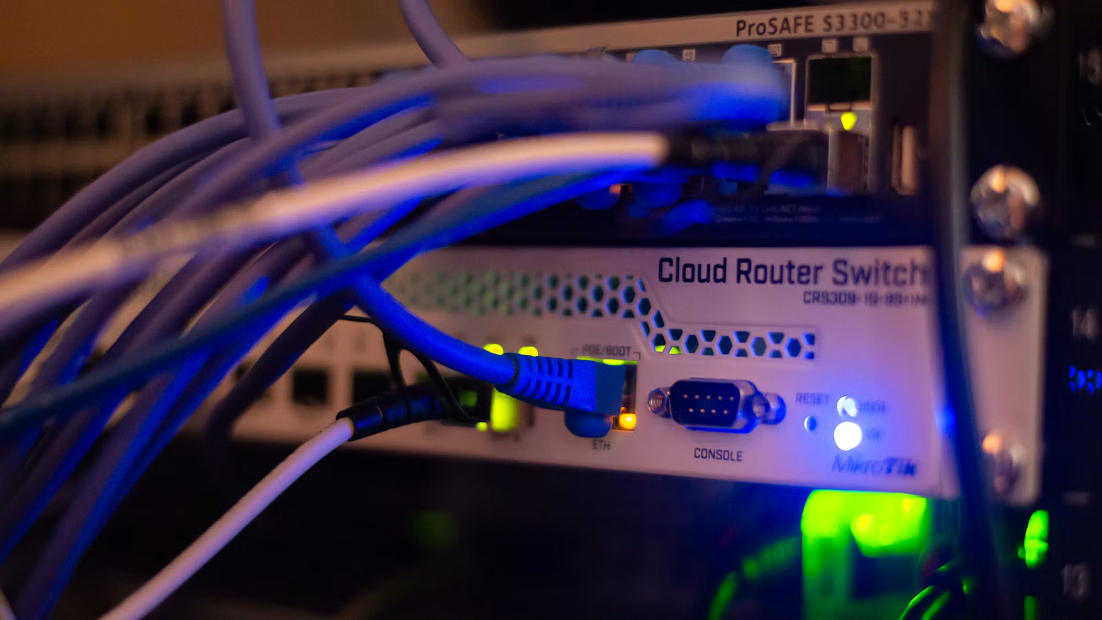 Network equipment ports and connecting cables