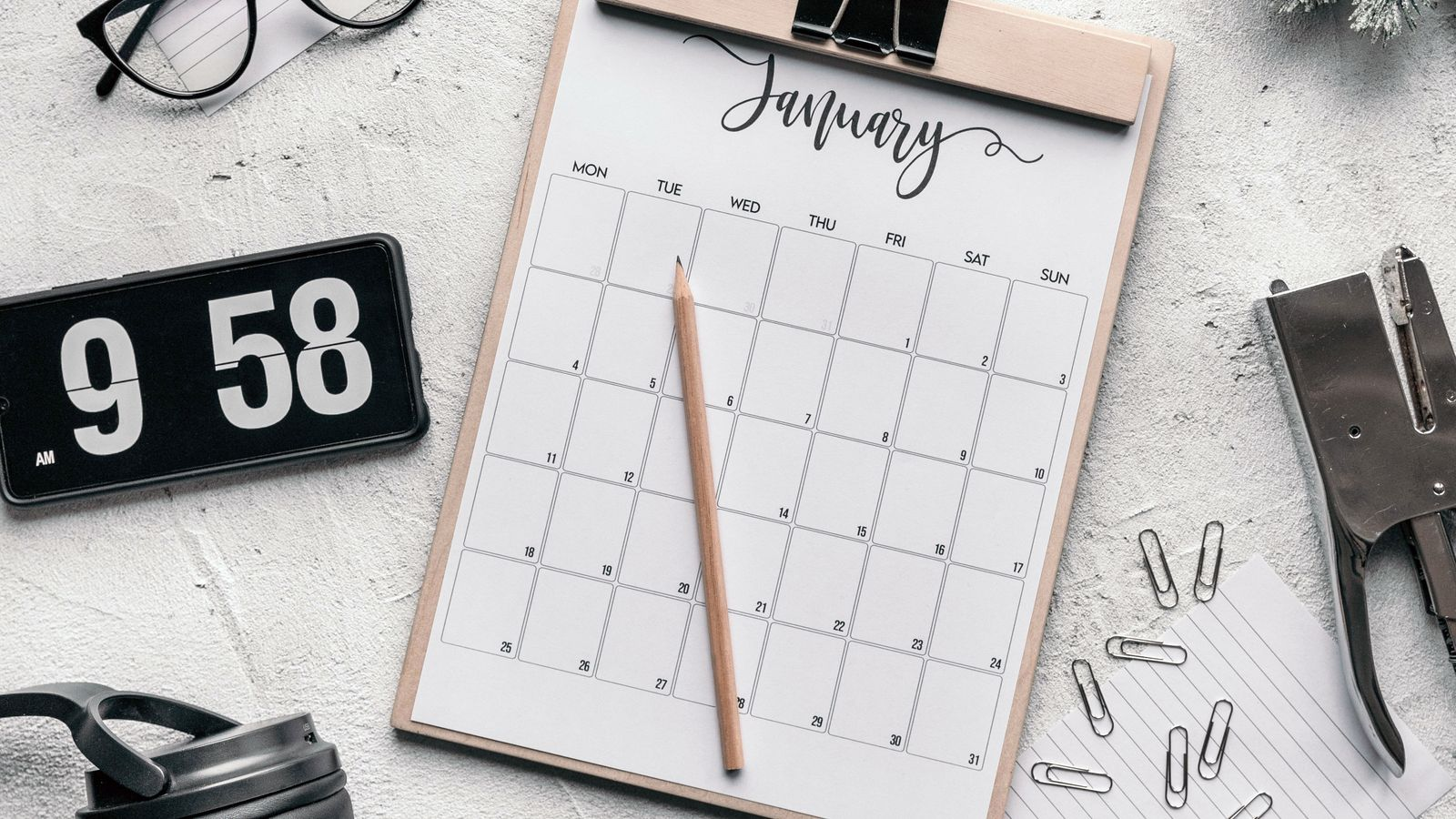 A desk calendar and clock illustrating business days and bank cutoff times