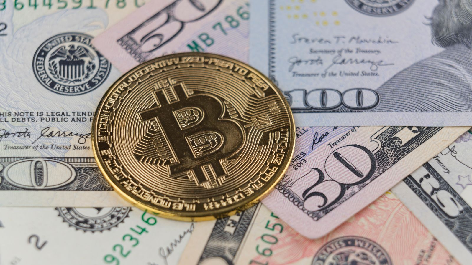 比特币实物道具与美元纸币表现加密资产兑换为法币